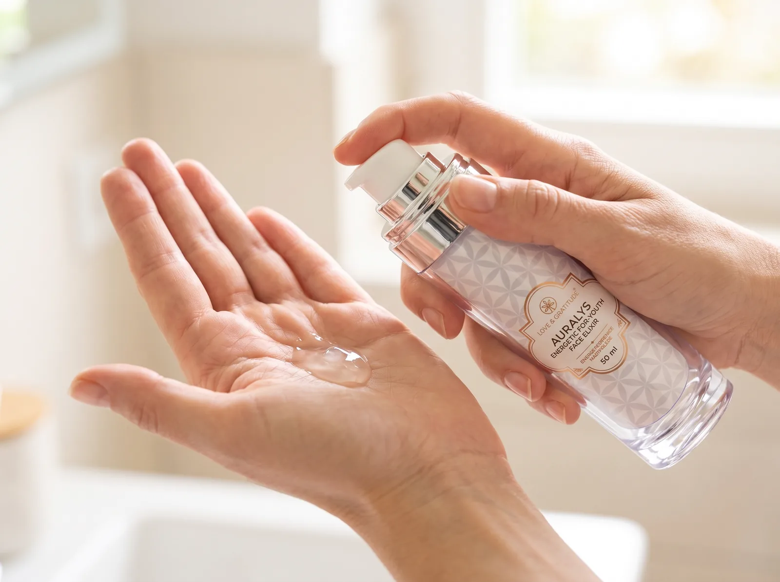 Zwei bis drei Pumpstöße klares Elixier in der Handfläche, daneben das Fläschchen